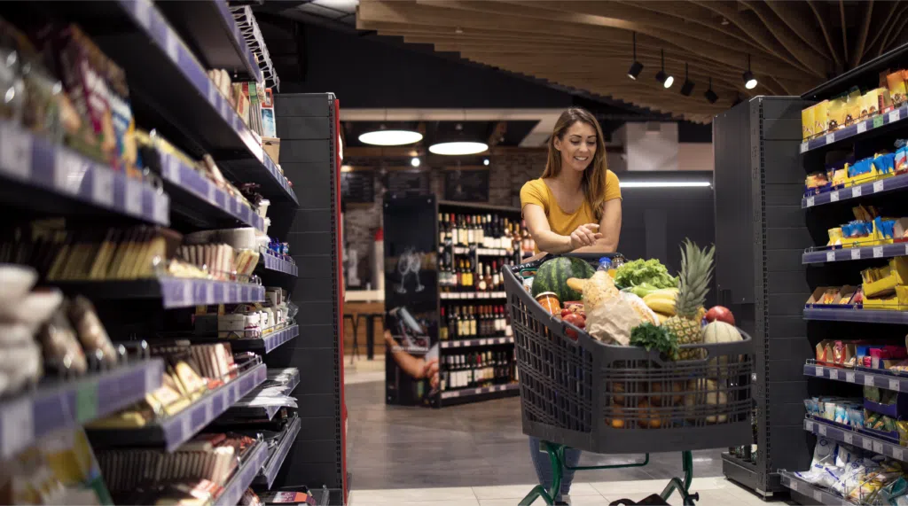 Persona en supermercado ilustrando el negocio de la Red Dalben Supermercados.